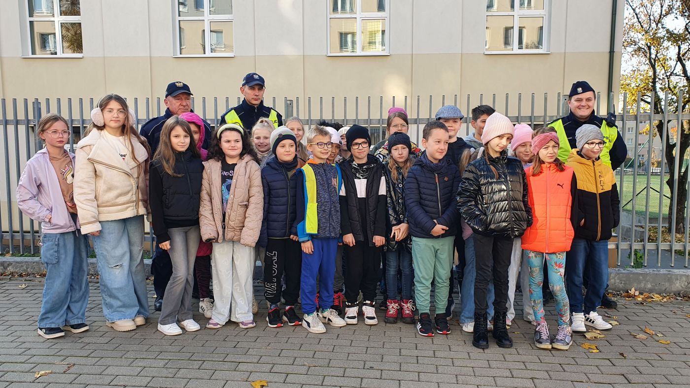 Uczniowie Publicznej Szkoły Podstawowej Nr 1 im. Stanisława Staszica w Busku-Zdroju uczestniczący w prewencyjnej akcji terenowej "Bezpieczny pieszy".