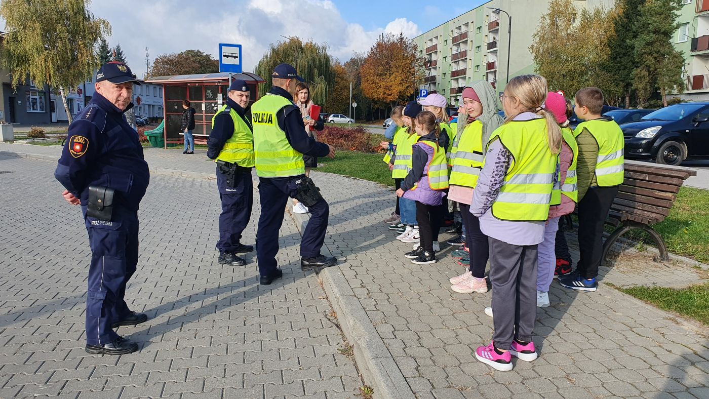 Uczniowie Publicznej Szkoły Podstawowej Nr 2 im. Janusza Korczaka w Busku-Zdroju uczestniczący w prewencyjnej akcji terenowej "Bezpieczny pieszy". 