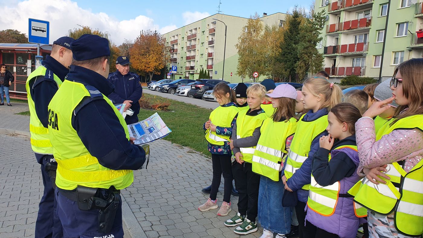 Uczniowie Publicznej Szkoły Podstawowej Nr 2 im. Janusza Korczaka w Busku-Zdroju uczestniczący w prewencyjnej akcji terenowej "Bezpieczny pieszy". 