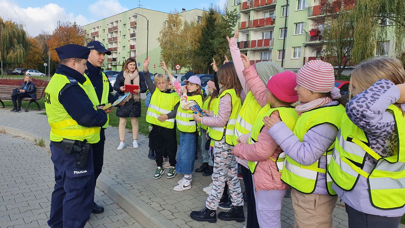 Uczniowie Publicznej Szkoły Podstawowej Nr 2 im. Janusza Korczaka w Busku-Zdroju uczestniczący w prewencyjnej akcji terenowej "Bezpieczny pieszy". 