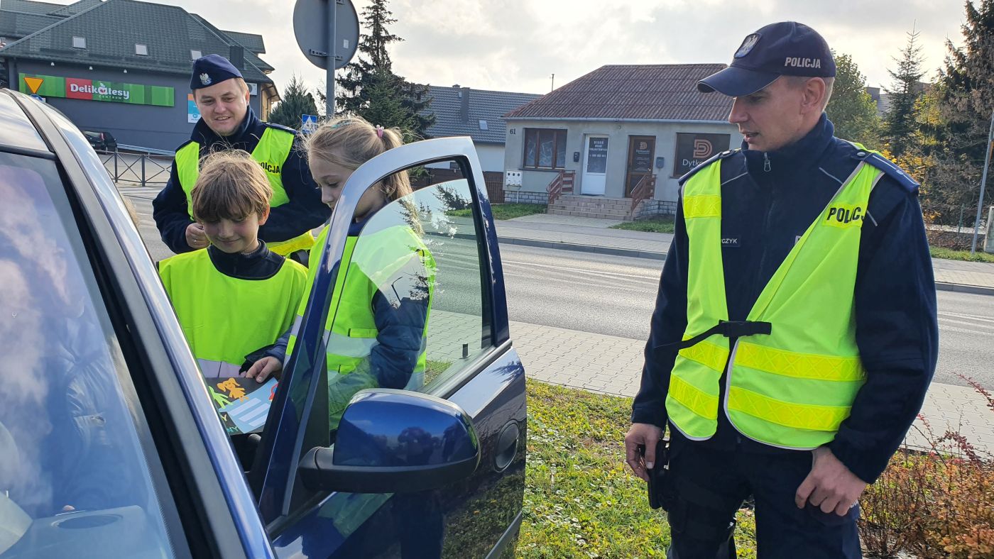 Uczniowie Publicznej Szkoły Podstawowej Nr 2 im. Janusza Korczaka w Busku-Zdroju uczestniczący w prewencyjnej akcji terenowej "Bezpieczny pieszy". 