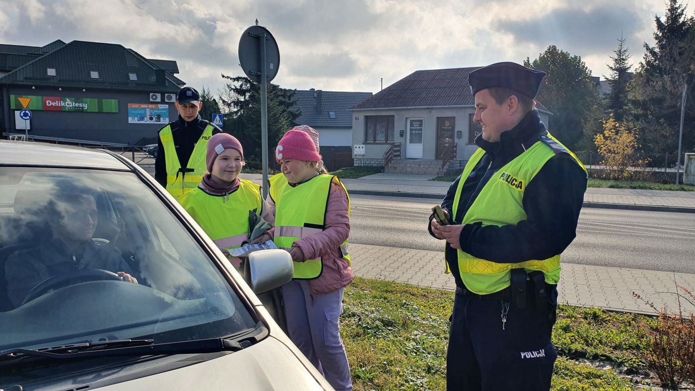 Uczniowie Publicznej Szkoły Podstawowej Nr 2 im. Janusza Korczaka w Busku-Zdroju uczestniczący w prewencyjnej akcji terenowej "Bezpieczny pieszy". 