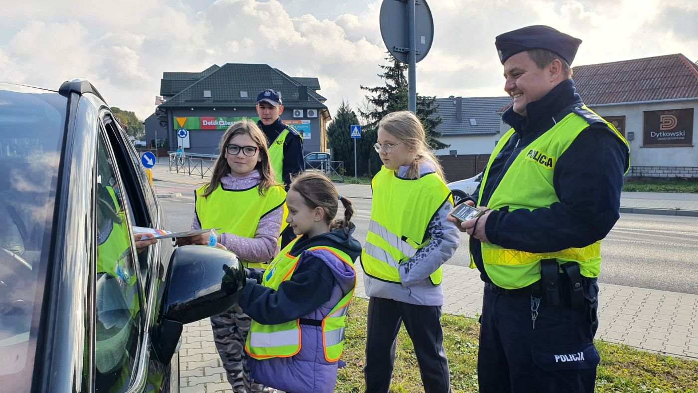 Uczniowie Publicznej Szkoły Podstawowej Nr 2 im. Janusza Korczaka w Busku-Zdroju uczestniczący w prewencyjnej akcji terenowej "Bezpieczny pieszy". 