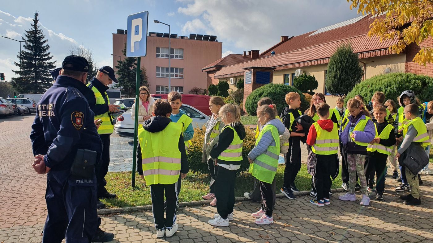 Uczniowie Publicznej Szkoły Podstawowej Nr 3 im. Płk. Aleksandra Krzyżanowskiego „Wilka” w Busku-Zdroju uczestniczący w prewencyjnej akcji terenowej "Bezpieczny pieszy".