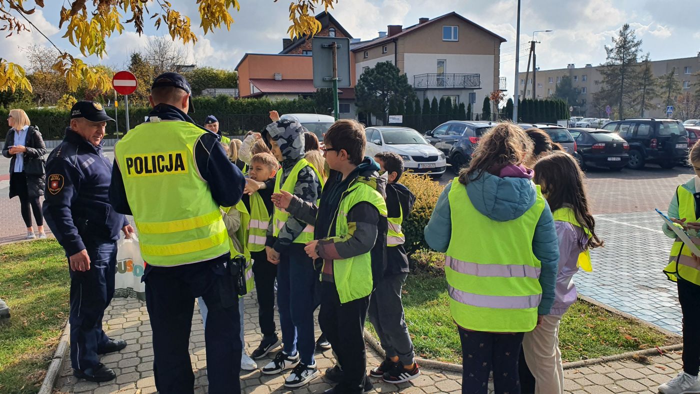 Uczniowie Publicznej Szkoły Podstawowej Nr 3 im. Płk. Aleksandra Krzyżanowskiego „Wilka” w Busku-Zdroju uczestniczący w prewencyjnej akcji terenowej "Bezpieczny pieszy".