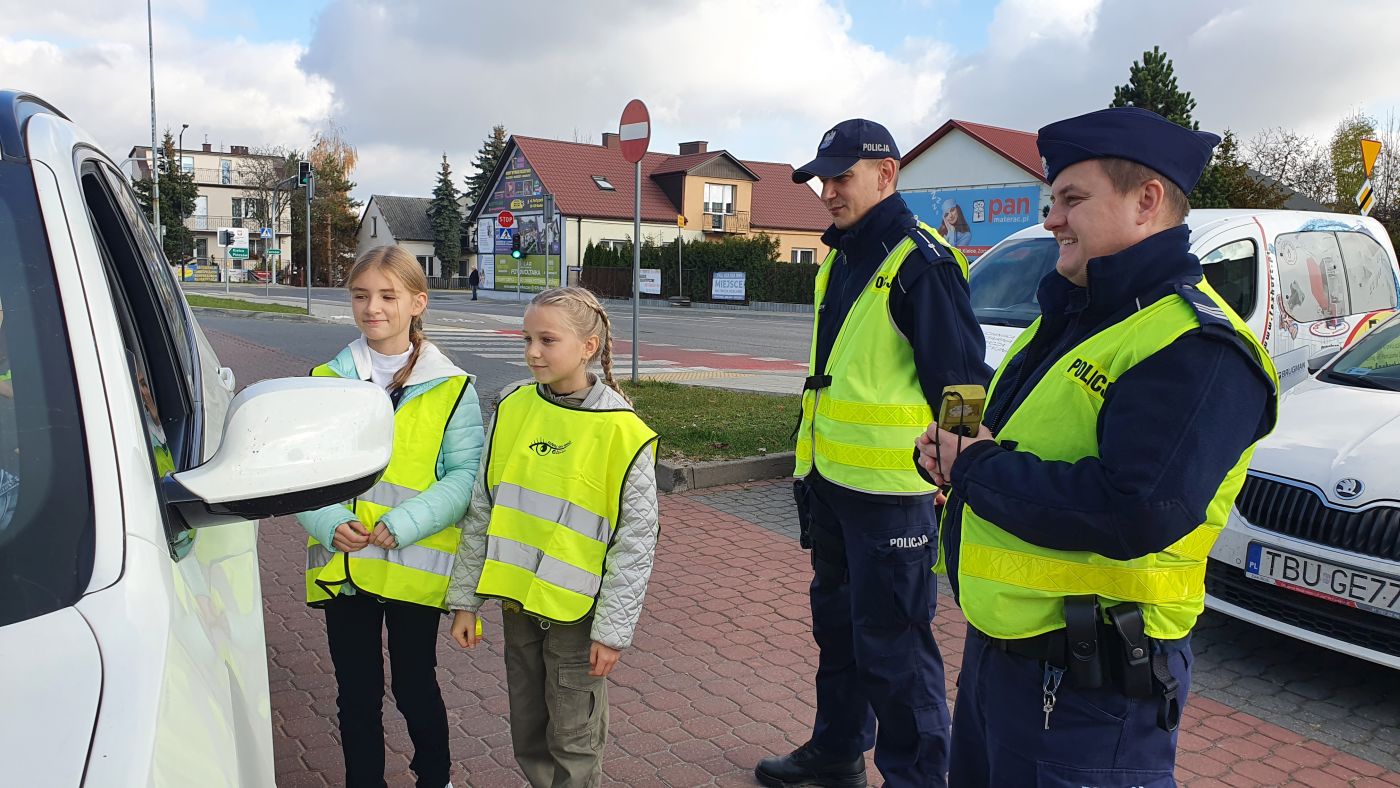 Uczniowie Publicznej Szkoły Podstawowej Nr 3 im. Płk. Aleksandra Krzyżanowskiego „Wilka” w Busku-Zdroju uczestniczący w prewencyjnej akcji terenowej "Bezpieczny pieszy".