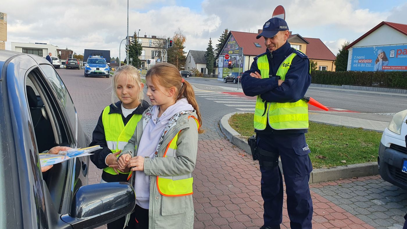 Uczniowie Publicznej Szkoły Podstawowej Nr 3 im. Płk. Aleksandra Krzyżanowskiego „Wilka” w Busku-Zdroju uczestniczący w prewencyjnej akcji terenowej "Bezpieczny pieszy".