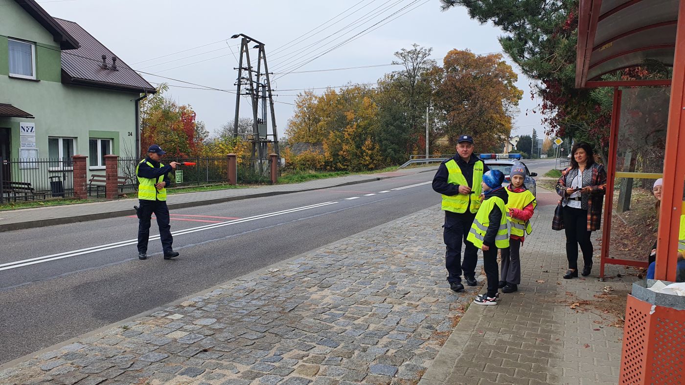 Uczniowie Zespołu Placówek Oświatowych w Dobrowodzie, uczestniczący w prewencyjnej akcji terenowej "Bezpieczny pieszy". 