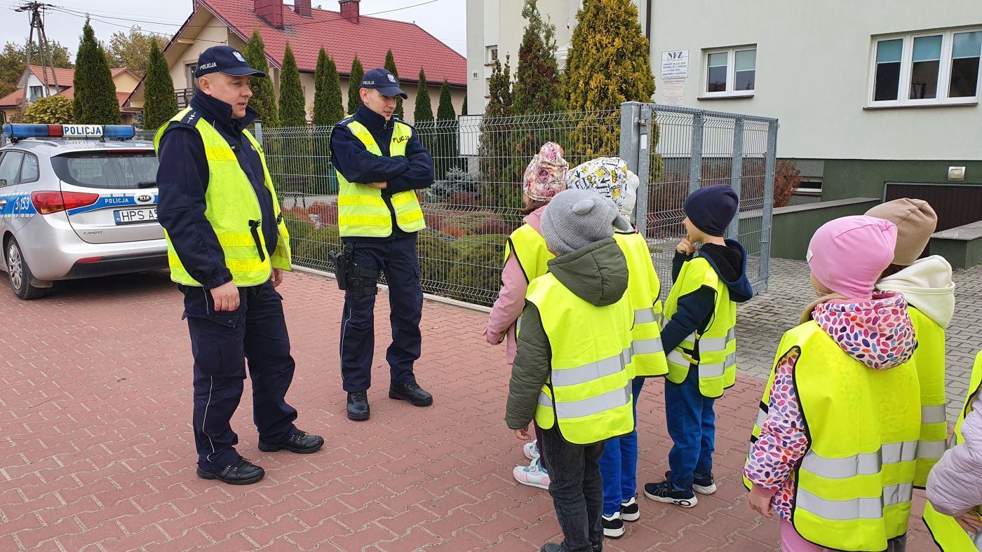 Uczniowie Zespołu Placówek Oświatowych w Kołaczkowicach, uczestniczący w prewencyjnej akcji terenowej "Bezpieczny pieszy" 