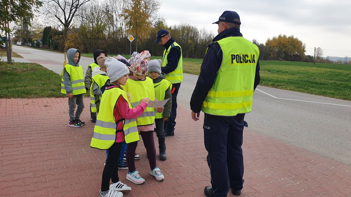 Uczniowie Zespołu Placówek Oświatowych w Kołaczkowicach, uczestniczący w prewencyjnej akcji terenowej "Bezpieczny pieszy" 