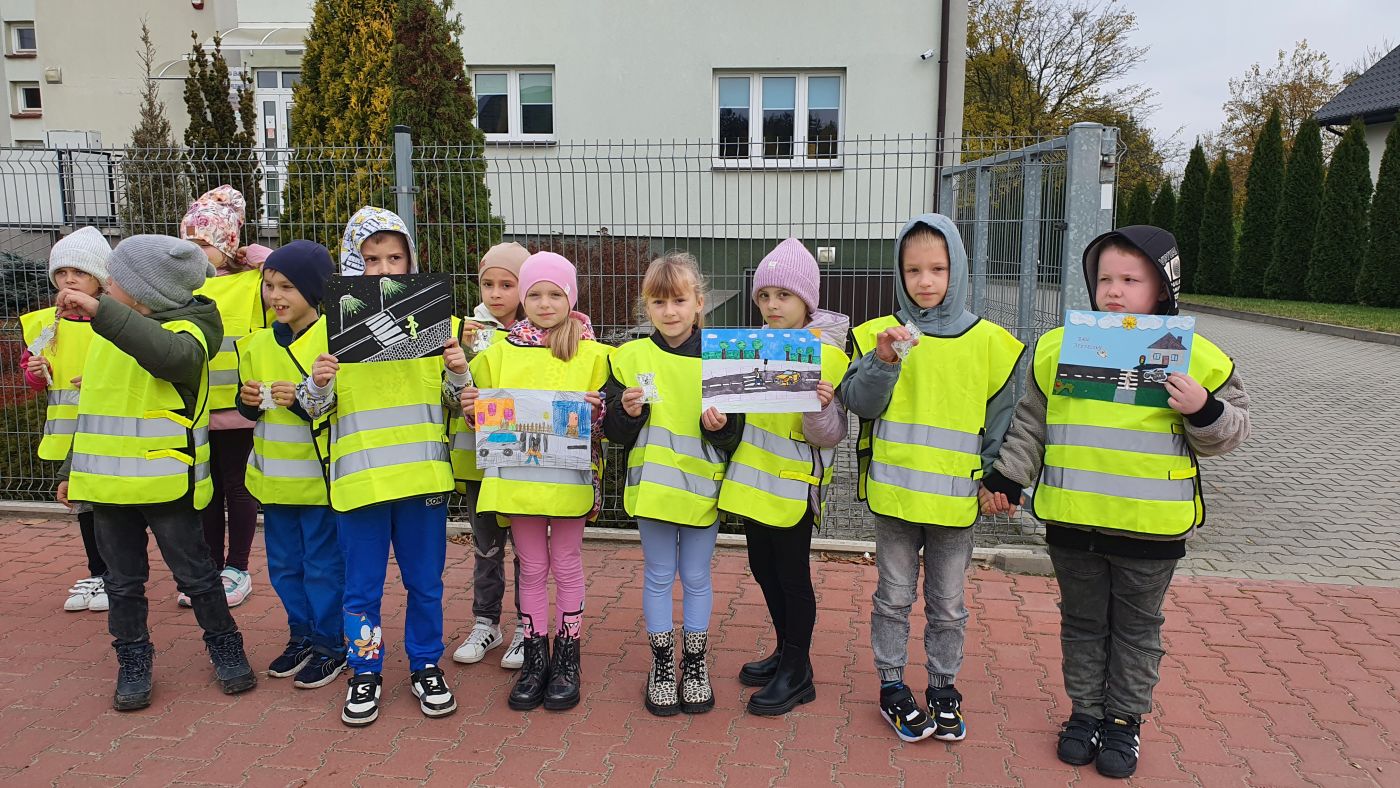 Uczniowie Zespołu Placówek Oświatowych w Kołaczkowicach, uczestniczący w prewencyjnej akcji terenowej "Bezpieczny pieszy" 