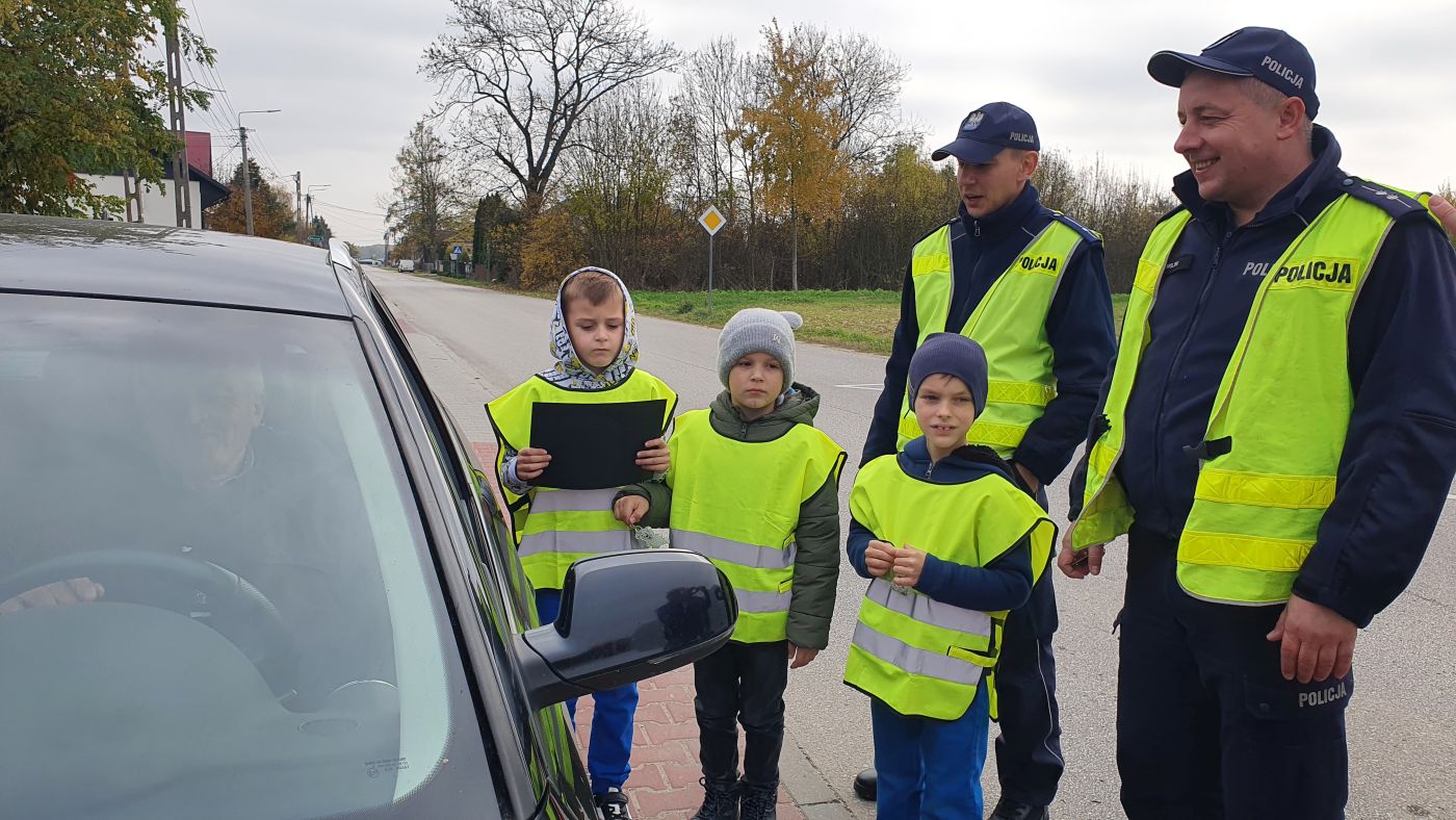Uczniowie Zespołu Placówek Oświatowych w Kołaczkowicach, uczestniczący w prewencyjnej akcji terenowej "Bezpieczny pieszy" 