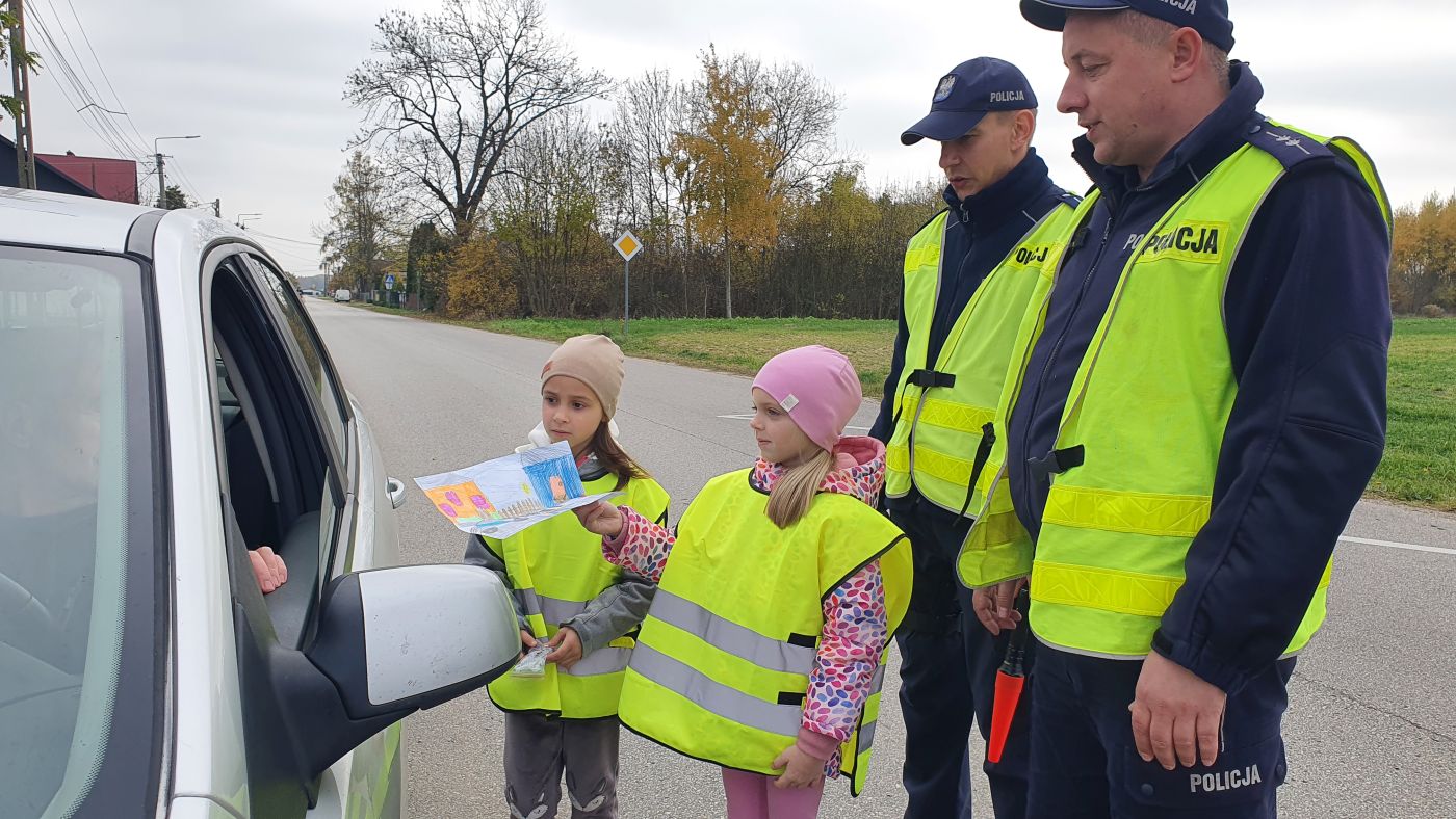 Uczniowie Zespołu Placówek Oświatowych w Kołaczkowicach, uczestniczący w prewencyjnej akcji terenowej "Bezpieczny pieszy" 