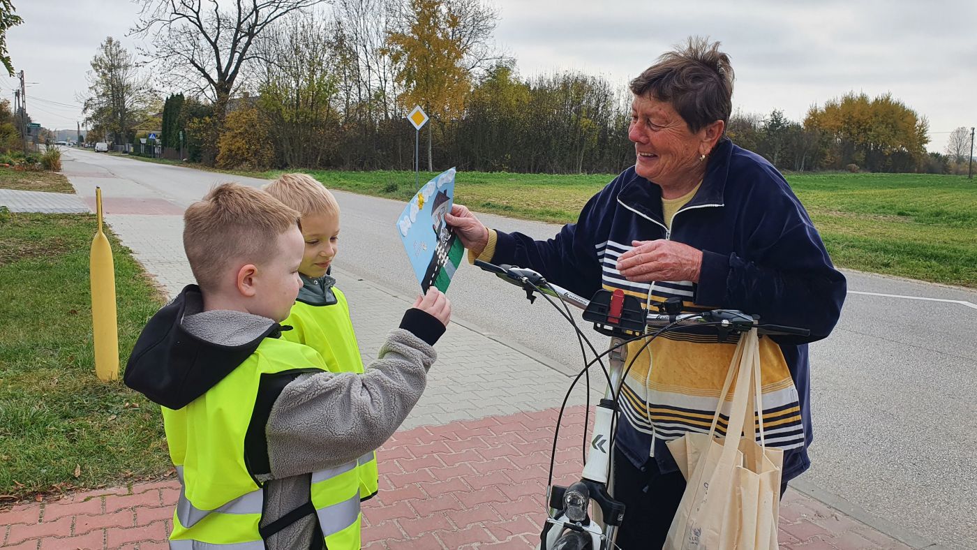 Uczniowie Zespołu Placówek Oświatowych w Kołaczkowicach, uczestniczący w prewencyjnej akcji terenowej "Bezpieczny pieszy" 