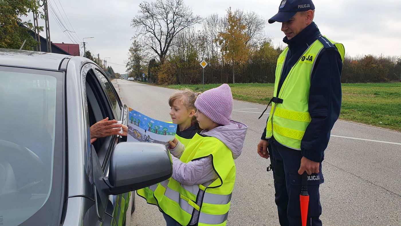 Uczniowie Zespołu Placówek Oświatowych w Kołaczkowicach, uczestniczący w prewencyjnej akcji terenowej "Bezpieczny pieszy" 