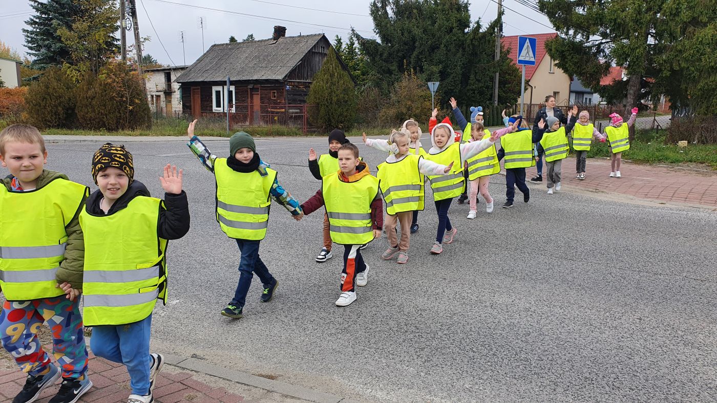 Uczniowie Publicznej Szkoły Podstawowej im. Jana Pawła II w Zbludowicach uczestniczący w prewencyjnej akcji terenowej "Bezpieczny pieszy".