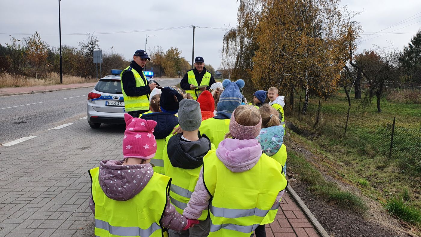 Uczniowie Publicznej Szkoły Podstawowej im. Jana Pawła II w Zbludowicach uczestniczący w prewencyjnej akcji terenowej "Bezpieczny pieszy".
