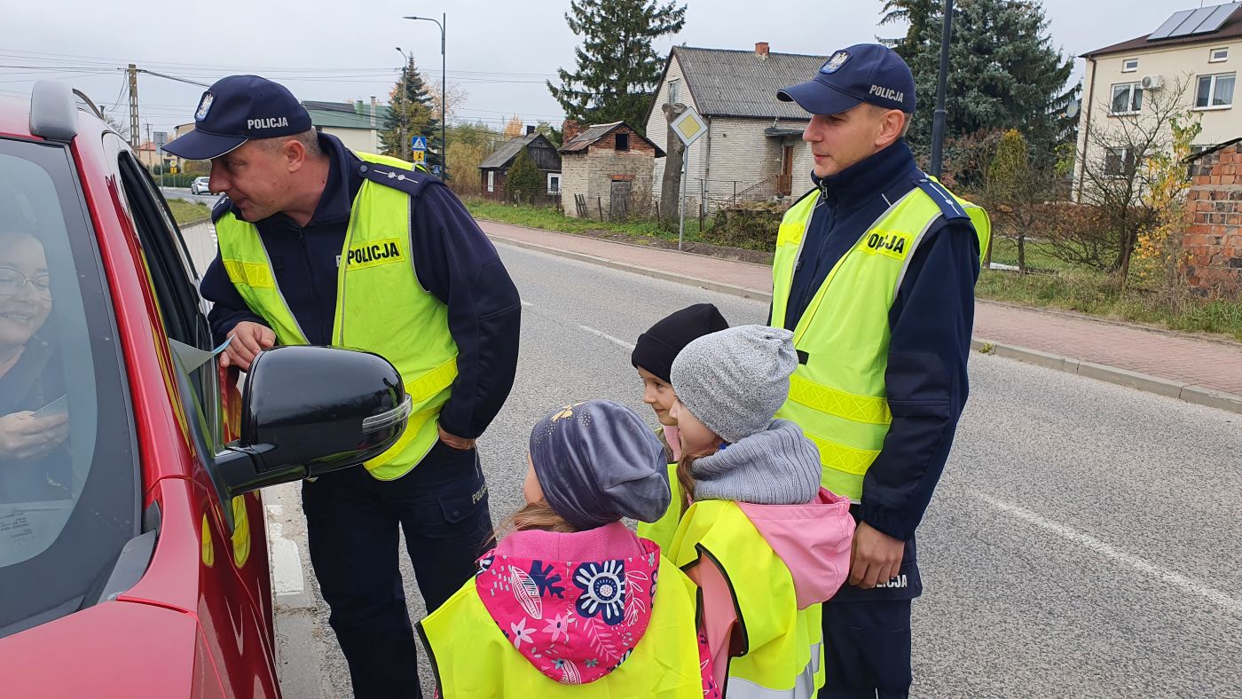 Uczniowie Publicznej Szkoły Podstawowej im. Jana Pawła II w Zbludowicach uczestniczący w prewencyjnej akcji terenowej "Bezpieczny pieszy".