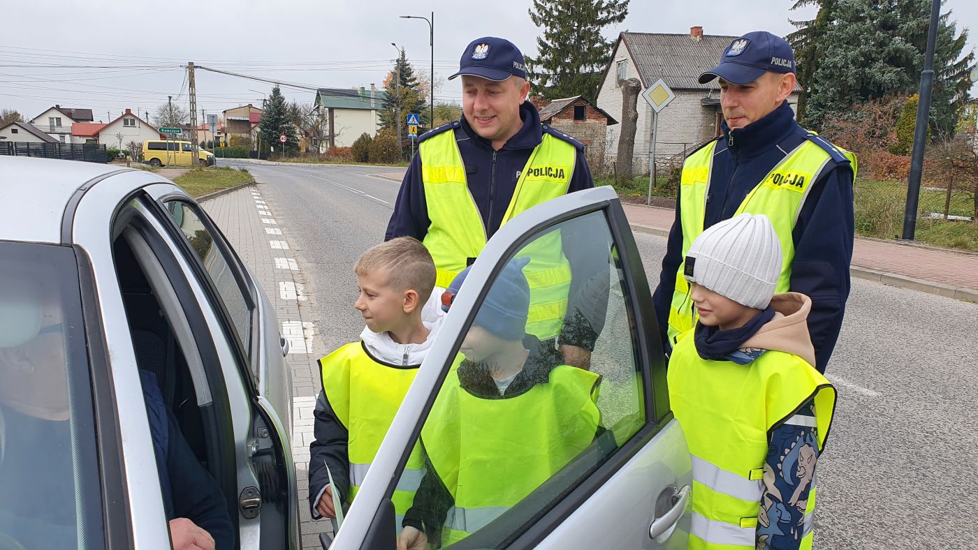Uczniowie Publicznej Szkoły Podstawowej im. Jana Pawła II w Zbludowicach uczestniczący w prewencyjnej akcji terenowej "Bezpieczny pieszy".