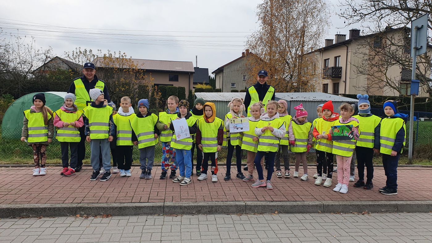 Uczniowie Publicznej Szkoły Podstawowej im. Jana Pawła II w Zbludowicach uczestniczący w prewencyjnej akcji terenowej "Bezpieczny pieszy".
