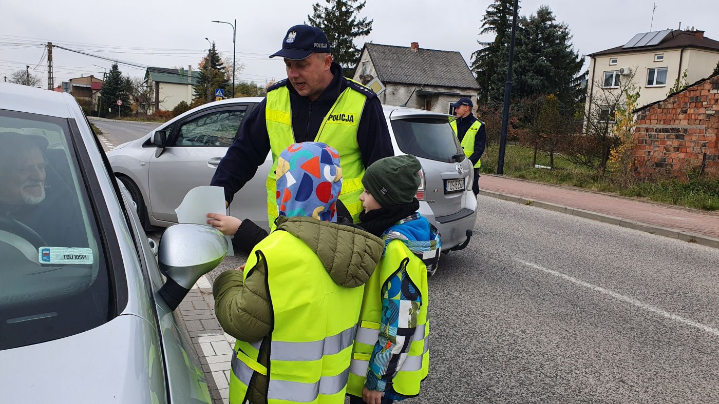 Uczniowie Publicznej Szkoły Podstawowej im. Jana Pawła II w Zbludowicach uczestniczący w prewencyjnej akcji terenowej "Bezpieczny pieszy".