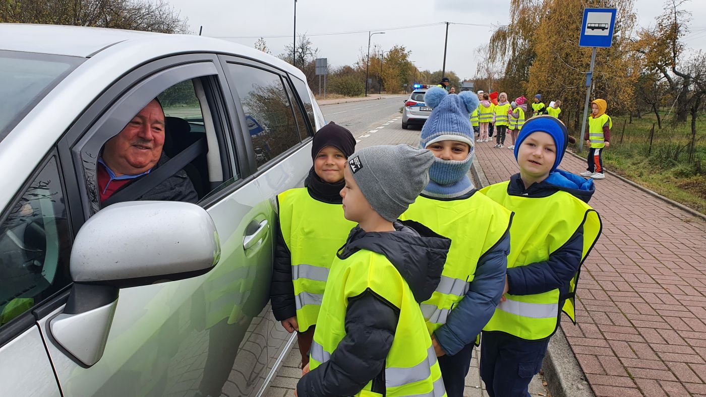 Uczniowie Publicznej Szkoły Podstawowej im. Jana Pawła II w Zbludowicach uczestniczący w prewencyjnej akcji terenowej "Bezpieczny pieszy".