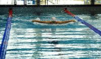 Finał dużej świętokrzyskiej ligi pływackiej - najstarsi buscy pływacy kończą rok zmagań w zawodach wojewódzkich