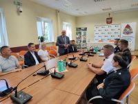 zdjęcie przedstawia spotkanie podczas którego  podpisano porozumienie o włączeniu jednostki OSP w Widuchowej do Krajowego Sytemu Ratowniczo-Gaśniczego