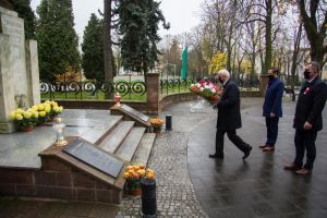 Zdjęcie przedstawia Waldemara Sikorę Burmistrza Miasta i Gminy Busko-Zdrój składającego biało-czerwoną wiązankę kwiatów pod pomnikiem Tadeusza Kościuszki.
