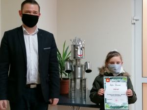 Zdjęcie przedstawia Laureatkę Konkursu trzymającą dyprom oraz Z-cę Burmistrza Michała Marońskiego
