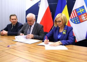Zdjęcia przedstawiają podpisanie umowy na dofinansowanie powstania żłobka w Busku-Zdroju