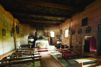 zdjęcie przedstawia wnętrze kościoła pw. Św. Stanisława Biskupa w Chotelku